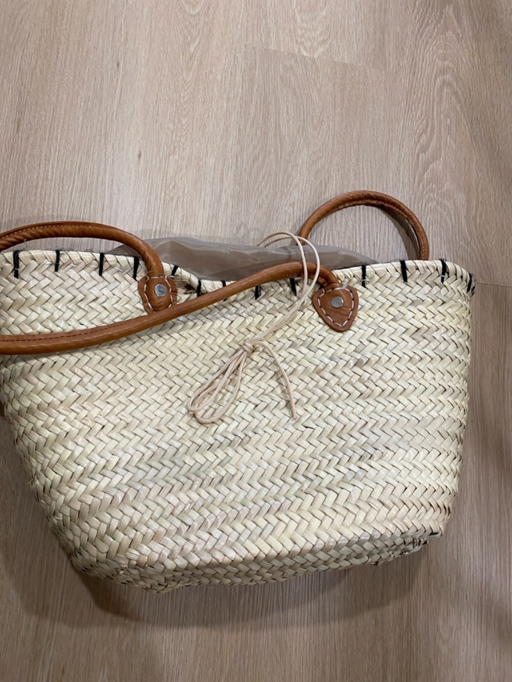 Moroccan Straw Tote beach Bag with playful red lip design - Picture 4 of 5